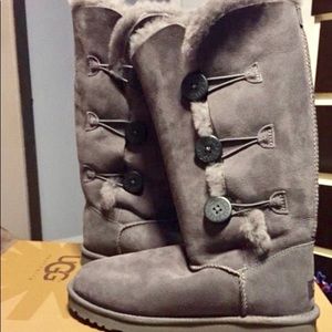 Gray Bailey triple button Uggs size 9